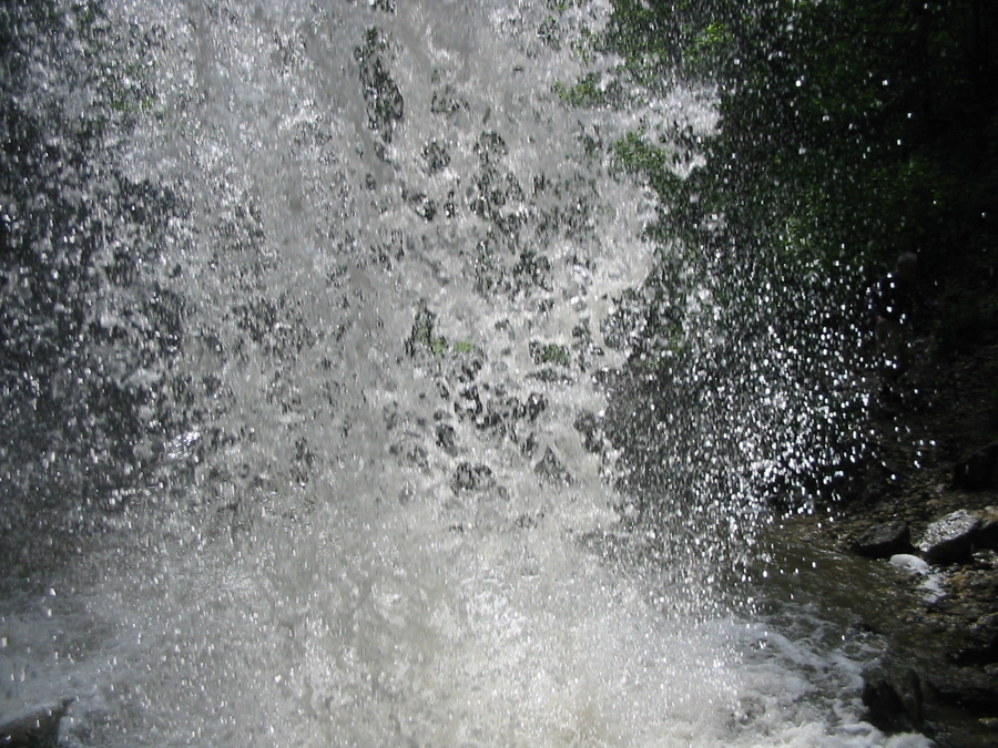 on peut passer dessous la cascade