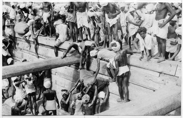 045 Déchargement d‚Äôun bateau de cacahuètes