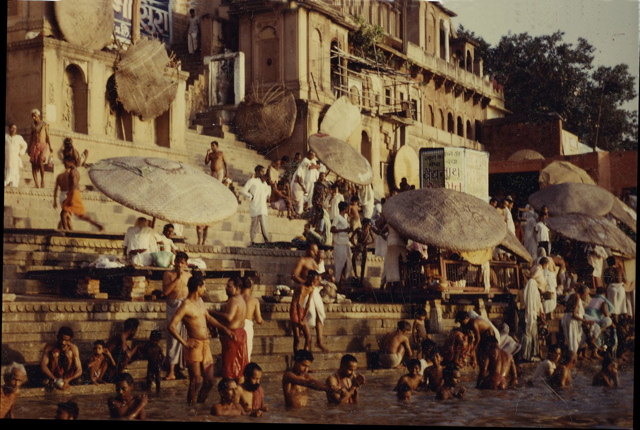114 BENARES, bains dans le Gange