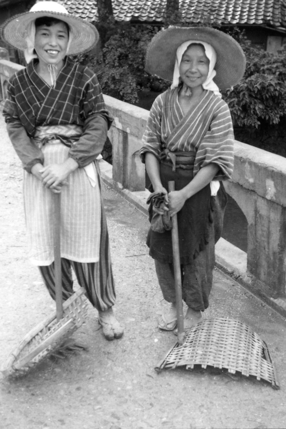 065 Mère et fille d‚Äôun hameau voisin