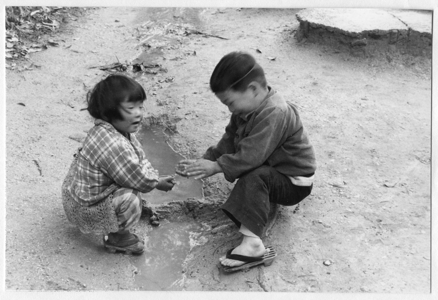 085 Enfants ravis de jouer avec l‚Äôeau