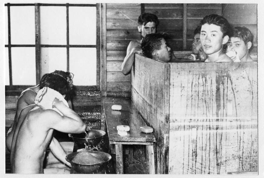058 Toilette, puis plongée dans le bain