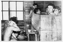 058 Toilette, puis plongée dans le bain