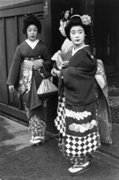 095 Geishas attendant leur voiture