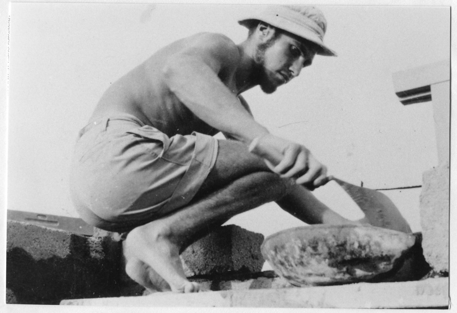 014 GEORGES monte les murs de la maison d‚ÄôALI