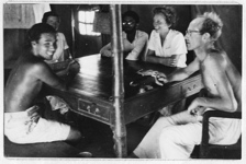 010 Dans notre tente salle commune